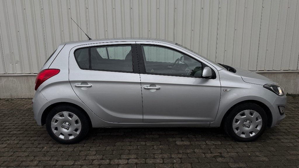 Hyundai i20 1.2 Benzine — 2014 — 79.800 km — Eerste eigenaar, Auto's, Voorwielaandrijving, Zwart, 4 cilinders, Sound system