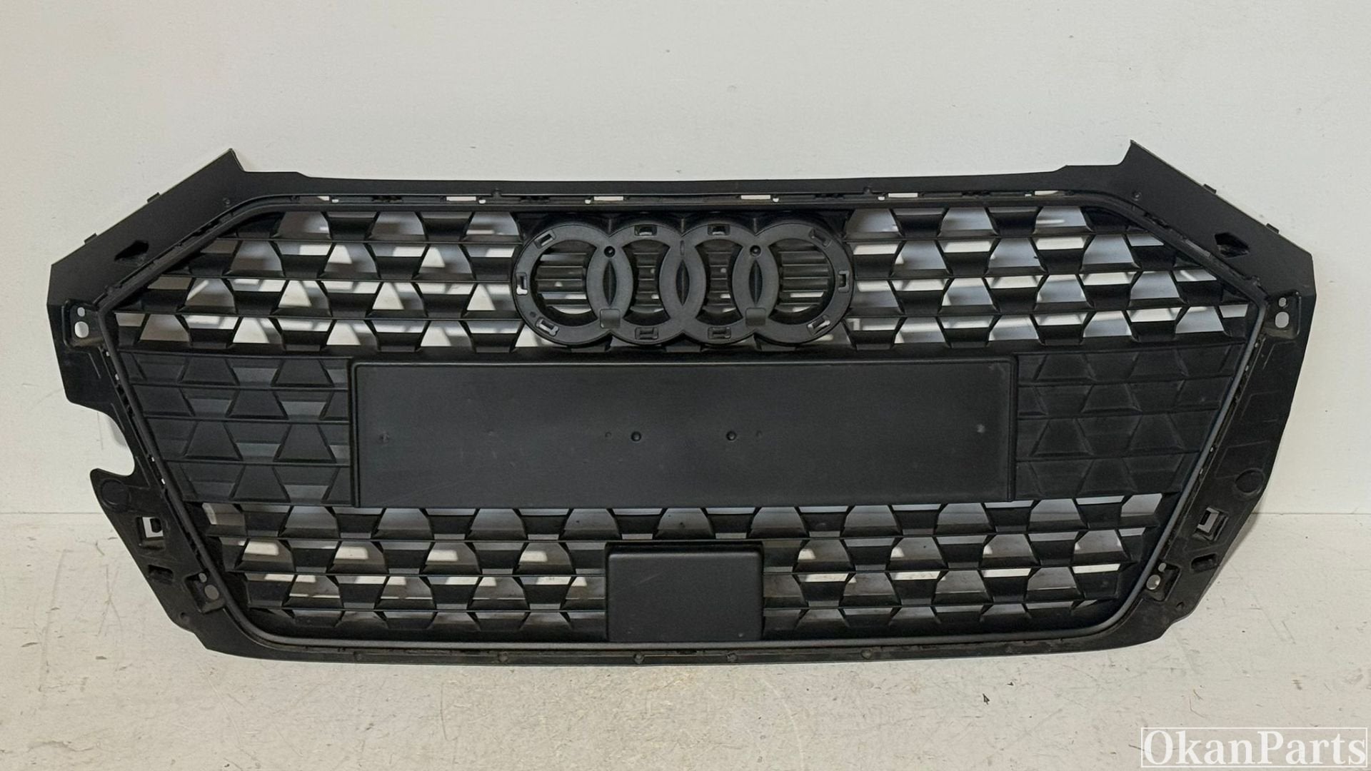 Grille Audi A1 82A 82A853653A, Info@fabrikant.eu, Fabrikant BV, Fabrikantstraat 1
1000 AA  Amsterdam, NL, Utilisé