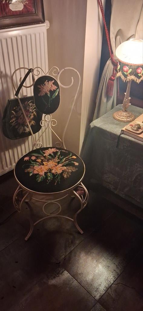 Vintage stoel uit de jaren 50 geborduurd met vintage kruisst, Huis en Inrichting