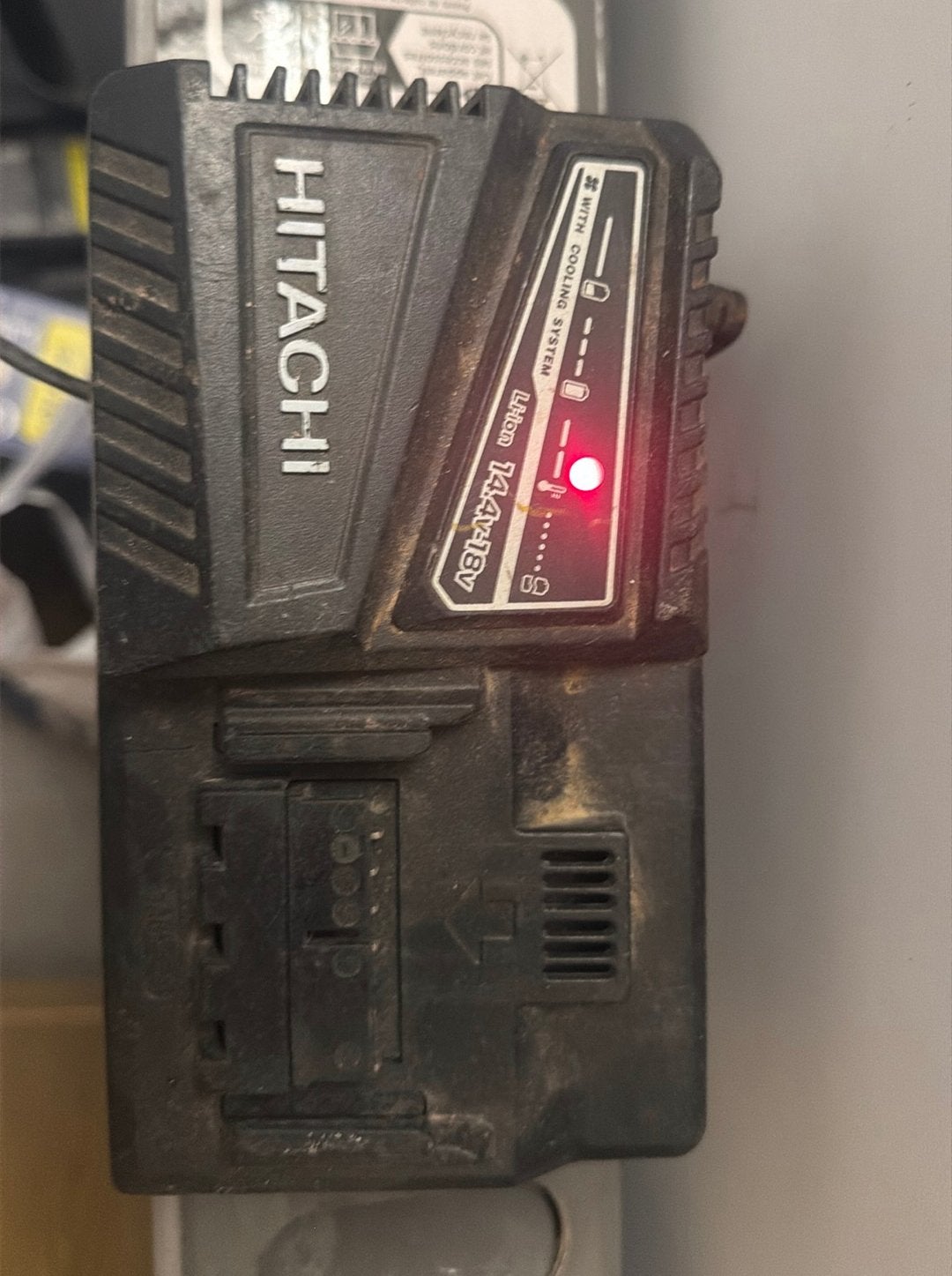 Chargeur a cable ancien modèle HITACHI li.ion 14,4v-18v, Ophalen, Zo goed als nieuw