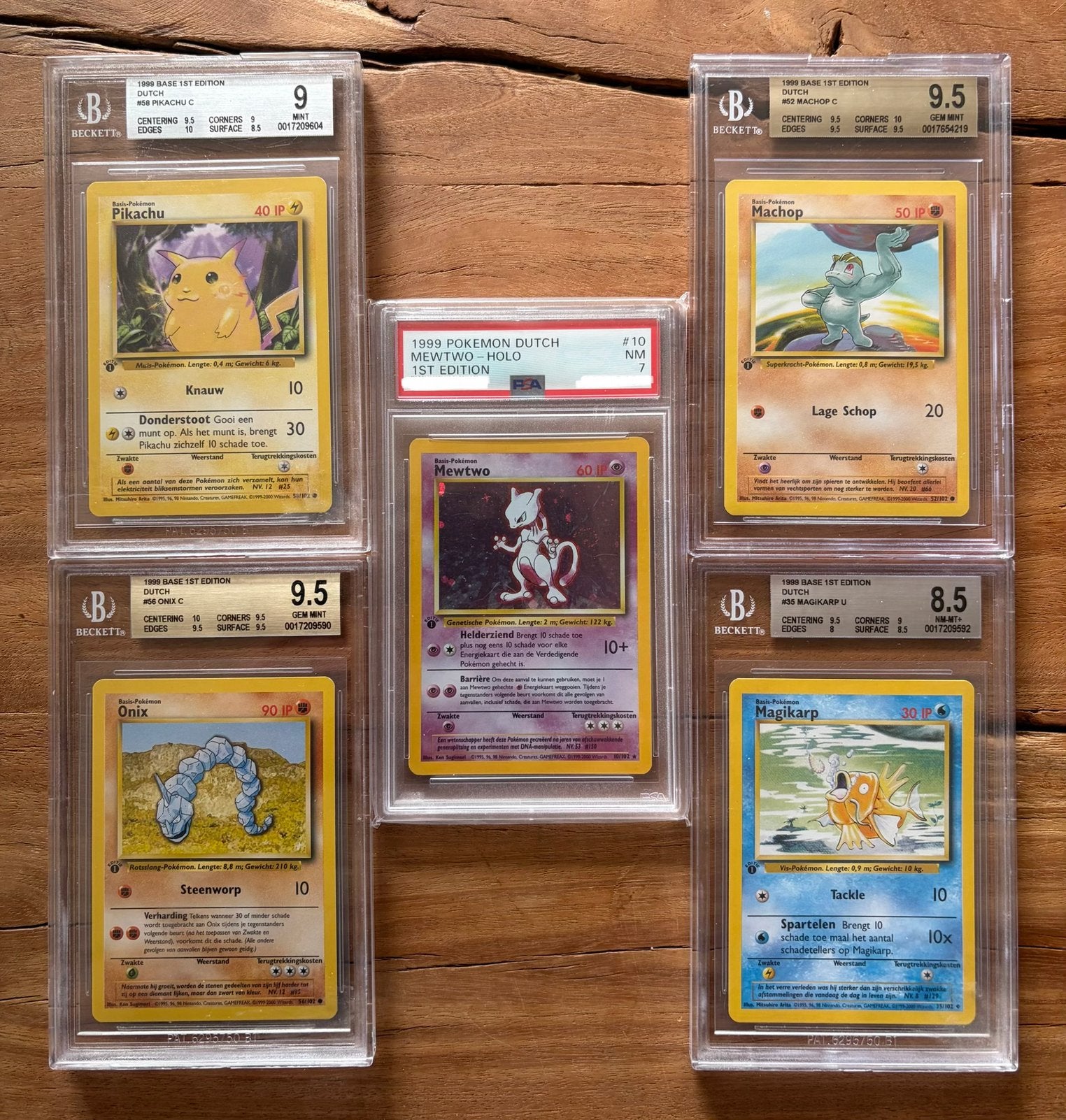 First edition 1999 graded pokemon kaarten, Hobby en Vrije tijd, Ophalen of Verzenden, Zo goed als nieuw, Sleeves of Kaarthoesjes