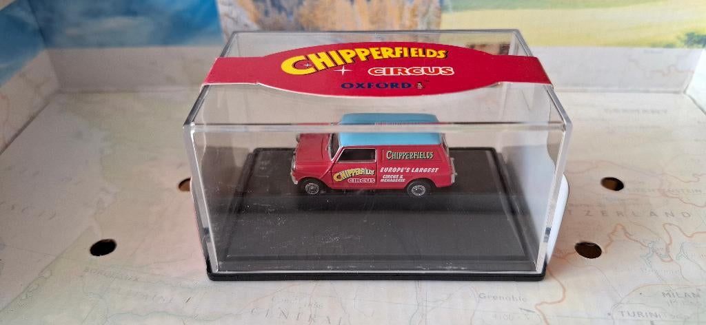 MINI AUSTIN VAN CHIPPERFIELS Circus 1/76 OXFORD Neuf+Perplex, Enlèvement ou Envoi, Neuf, Voiture