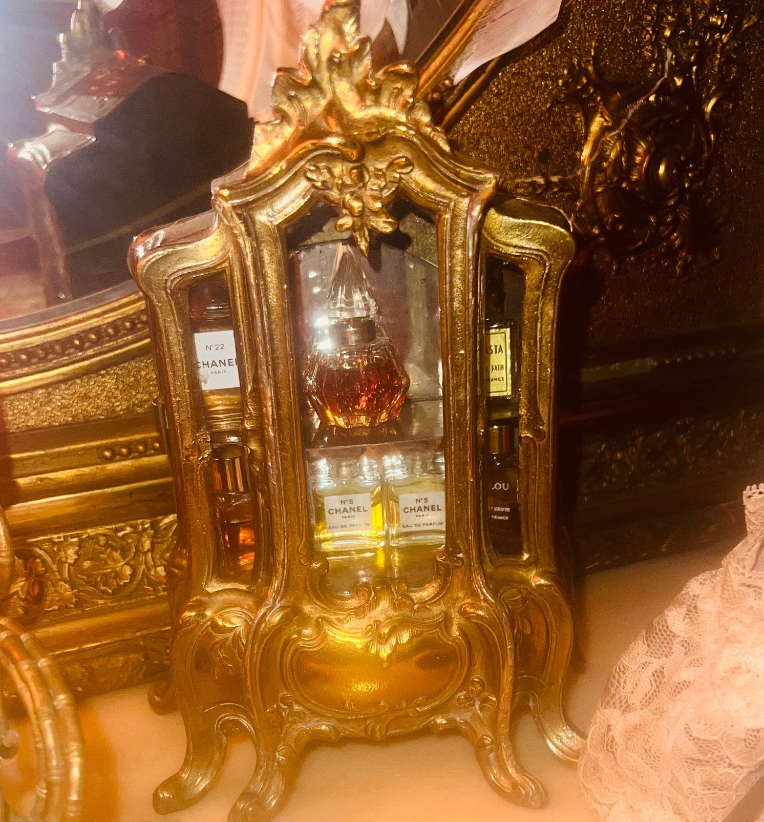 Antieke zeer mooi buik vitrinekasttje in brons dore’, Collections, Parfums, Enlèvement ou Envoi, Comme neuf, Miniature, Plein