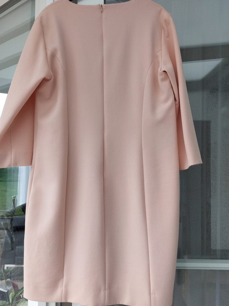 Kleed Giovane maat 42/44 (zalmkleur), Kleding | Dames, Maat 42/44 (L), Ophalen of Verzenden, Zo goed als nieuw, Knielengte