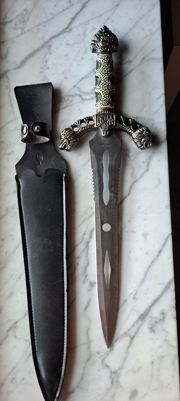 Dolk 46 cm stainless steel gegraveerd handvat in leder etui, Verzamelen, Ophalen of Verzenden