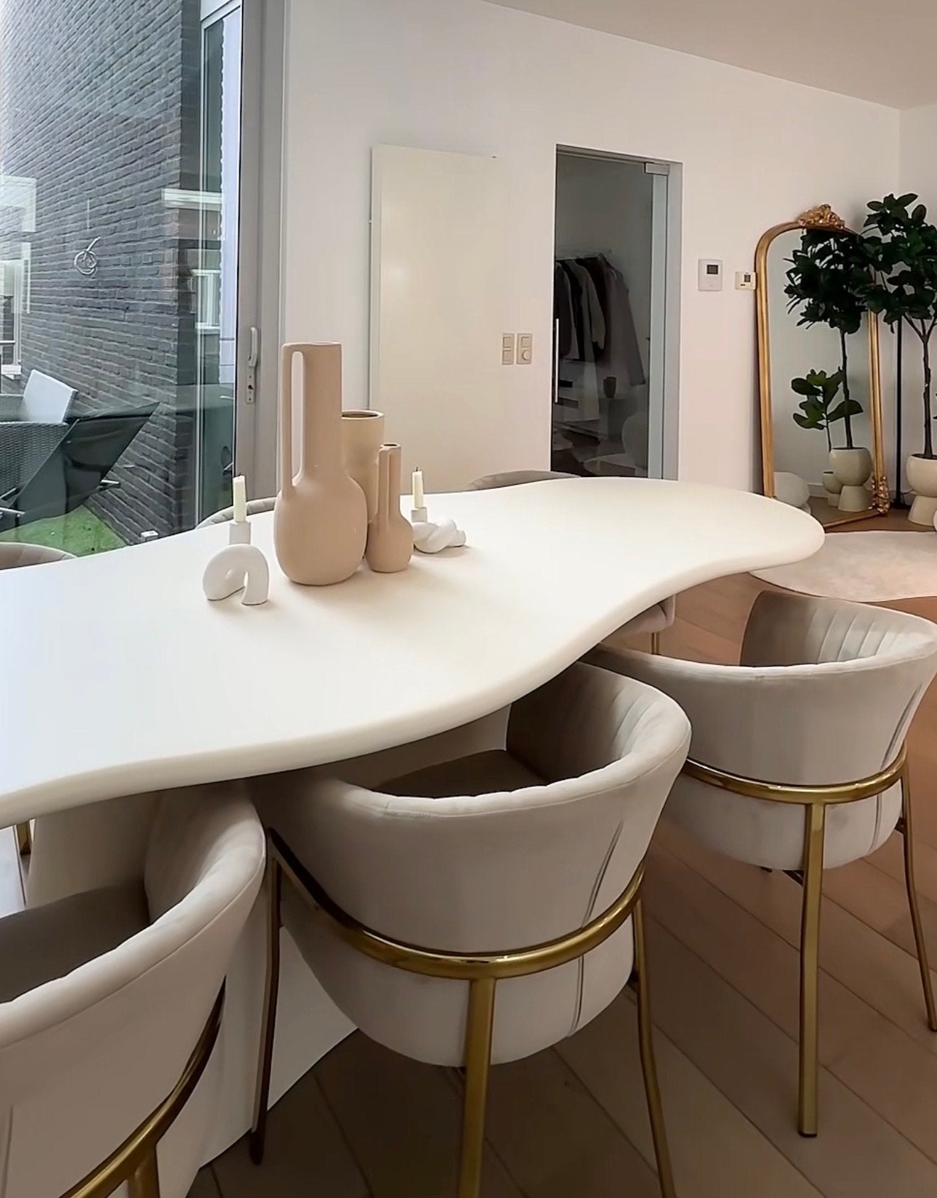 6 eetkamerstoelen beige fluweel en goudkleur metalen poten, Ophalen, Zo goed als nieuw, Stof