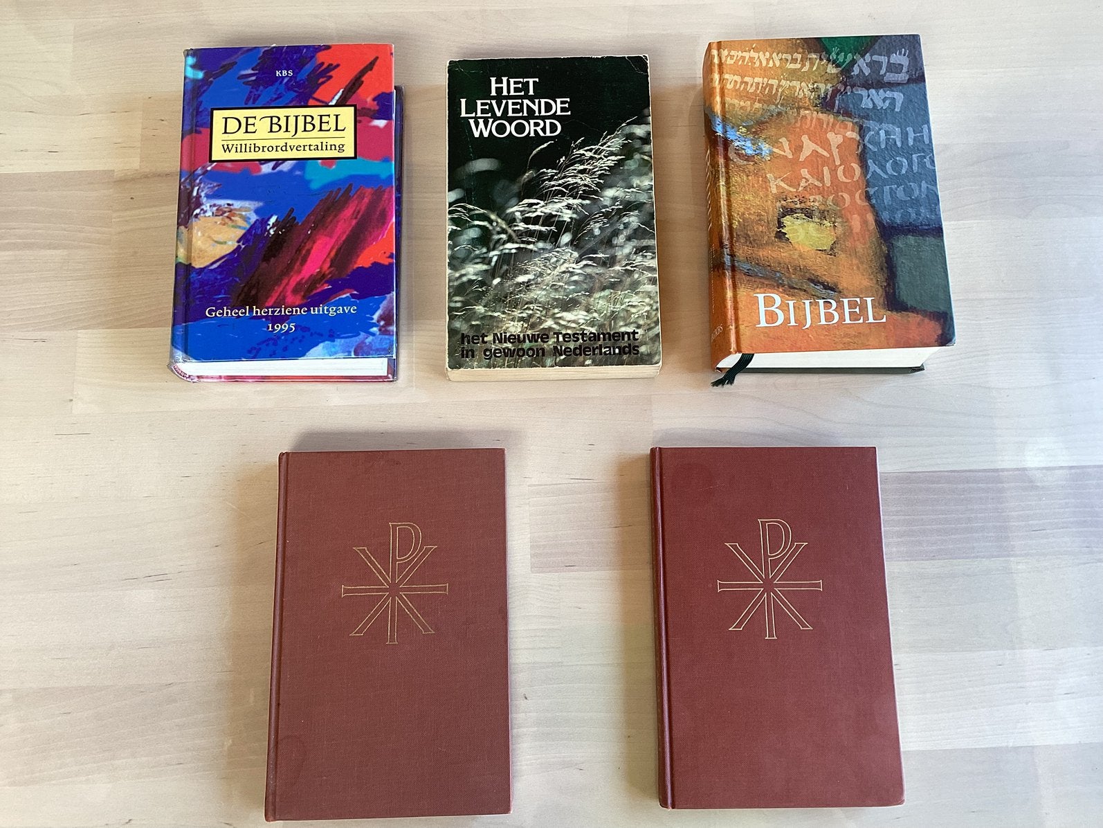 5 oudere Bijbels samen, Ophalen, Gelezen