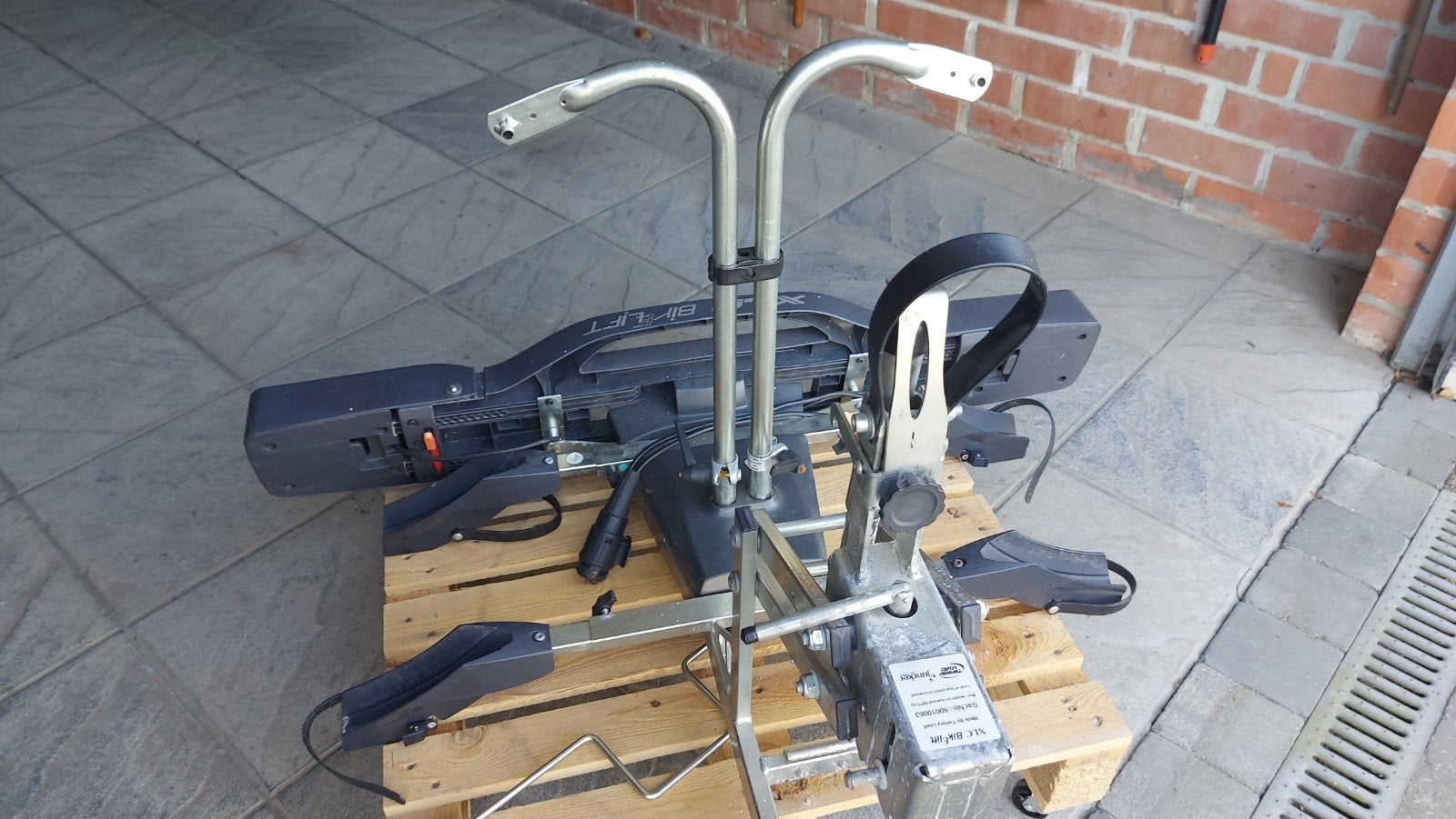 Fietsendrager met  liftsysteem, Ophalen