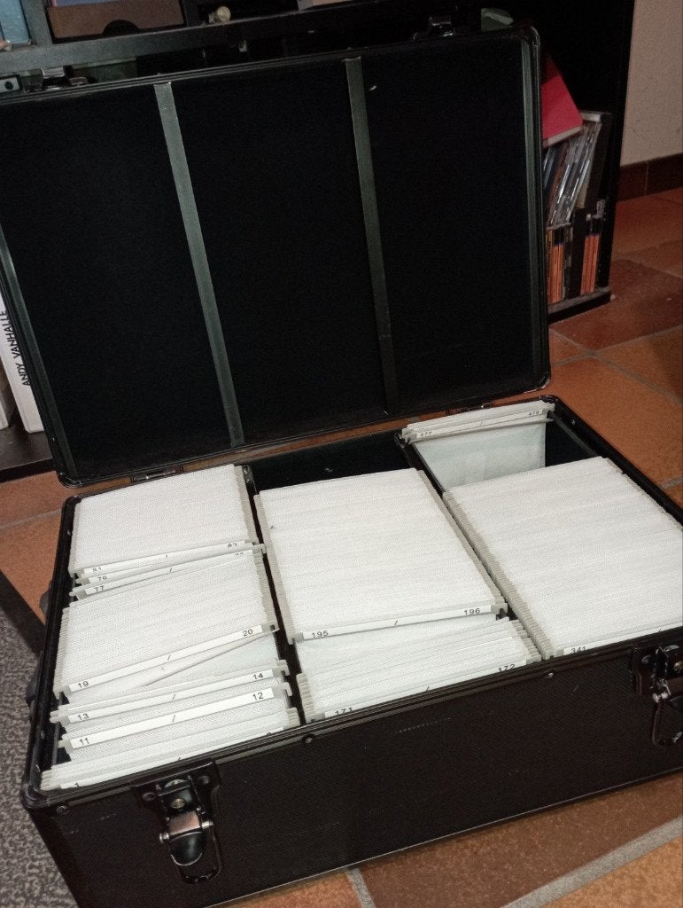 689) Opbergkist voor cd's of dvd's, Ophalen of Verzenden