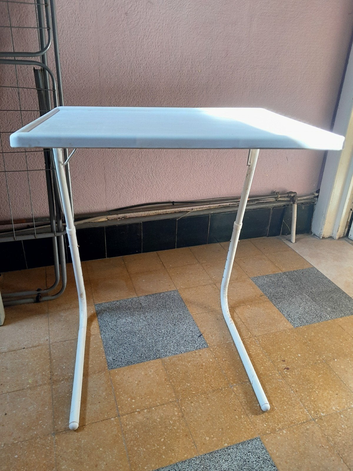 een tafel voor aan bed, Ophalen