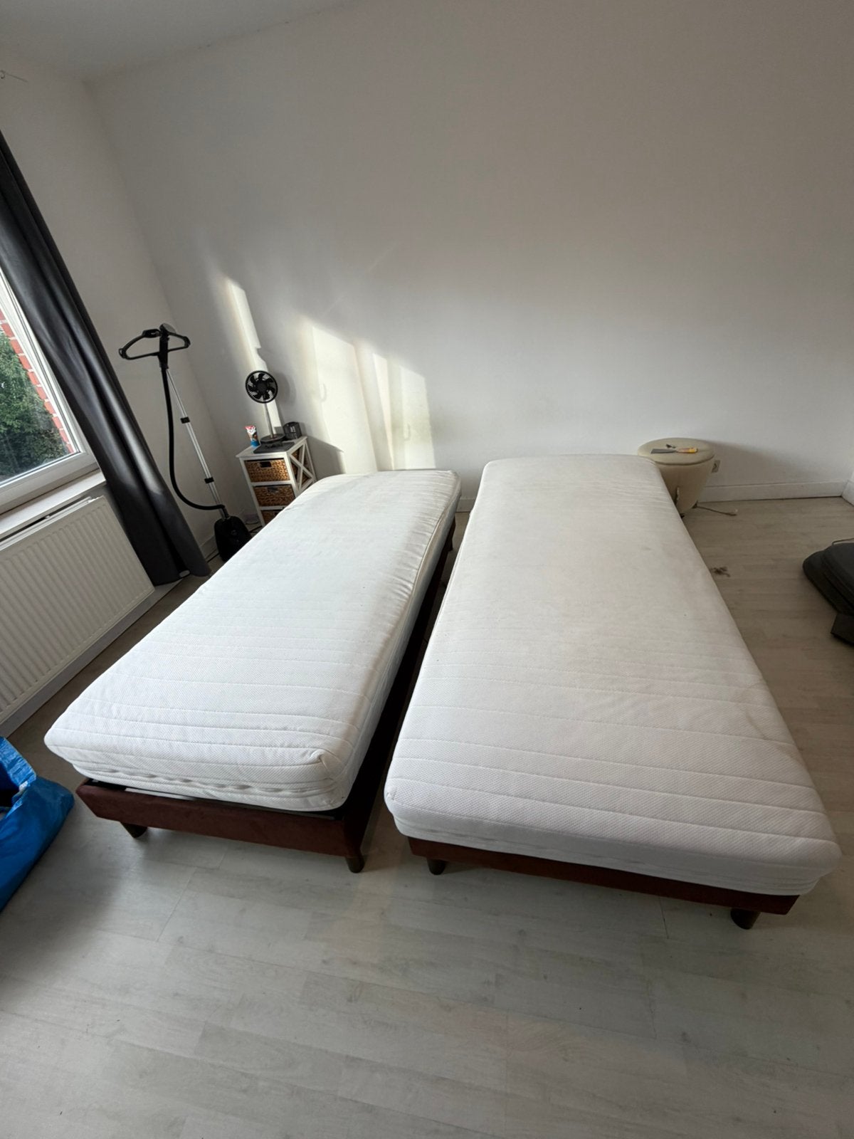 2 bedden (90x200), elektrische boxsprings en matrassen, Ophalen, Overige materialen, Verstelbaar, Bruin