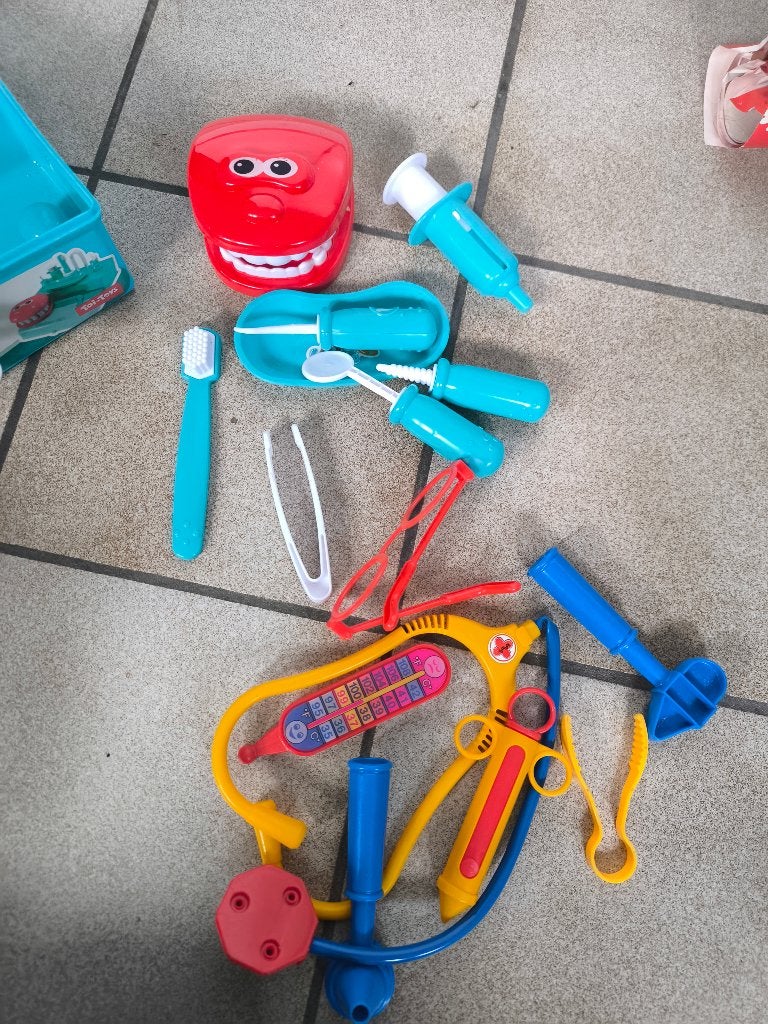 Speelgoed tandarts en dokter gerief (plastic), Kinderen en Baby's, Ophalen, Gebruikt, Jongen of Meisje