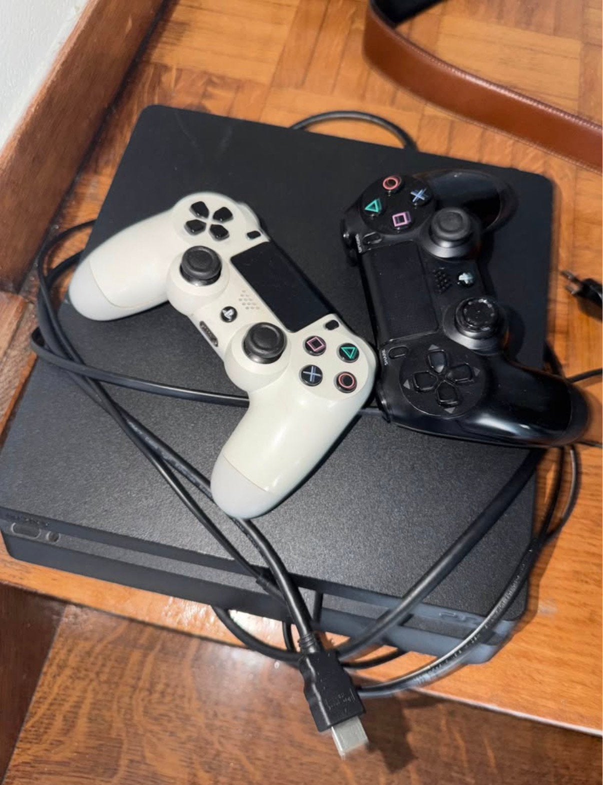 Ps4 slim met 2 controllers, Ophalen, Zo goed als nieuw, Met 2 controllers, Slim