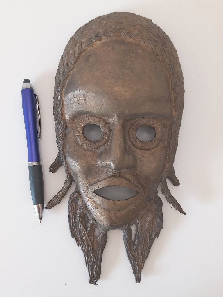 Masque africain en bronze, Envoi