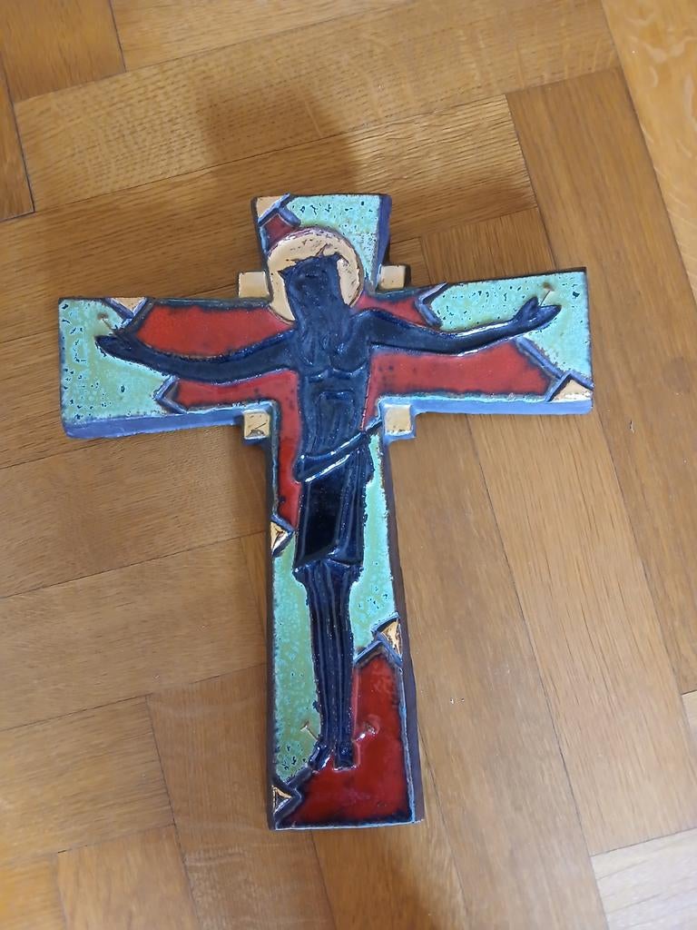 crucifix moderne en céramique 34 x 28,5 cm, Antiquités & Art, Antiquités | Objets religieux, Enlèvement ou Envoi