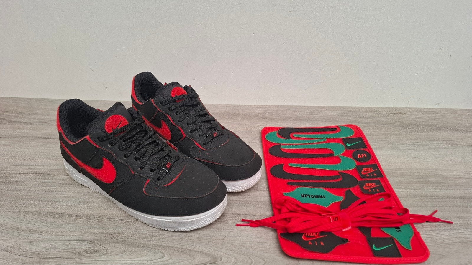 Nike Air Force 1 Low 1/1 Zwart Chili Rood Maat 43, Kleding | Heren, Schoenen, Ophalen of Verzenden