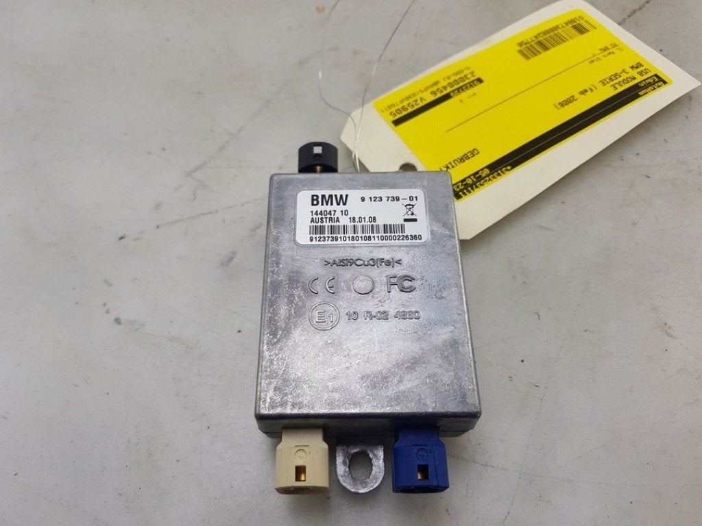 AUX/USB POORT BMW 3 serie (E90) (12-2004/12-2011), Auto-onderdelen, Gebruikt, BMW, Petuelring 130
80809  München, DE, Bayerische Motoren Werke AG