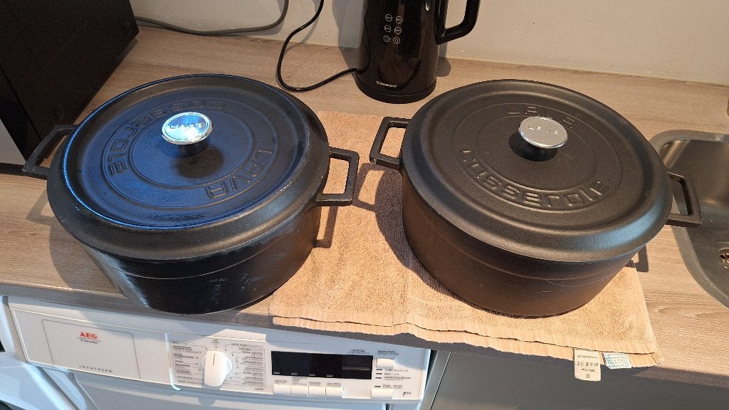 te koop 2 gietijzeren pannen merk Lava, Enlèvement, Comme neuf, Fonte