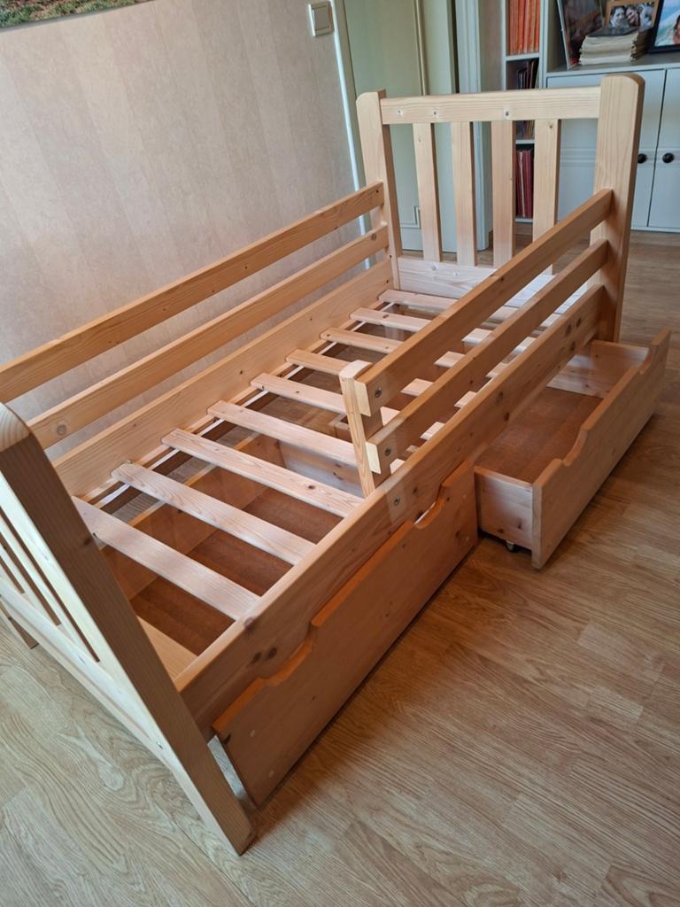 Lit bébé en bois avec poubelles en bas, 70 à 85 cm, Comme neuf, Sommier à lattes, Enlèvement