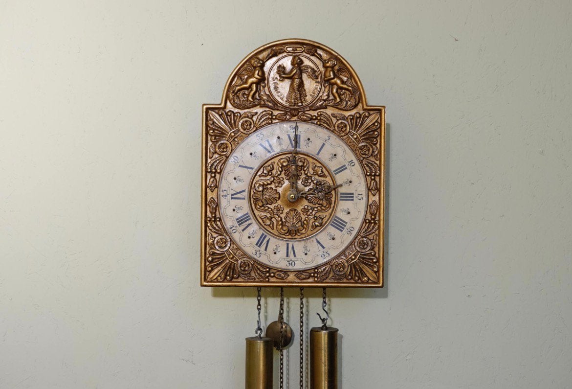 Wandklok met slinger en gewichten., Ophalen