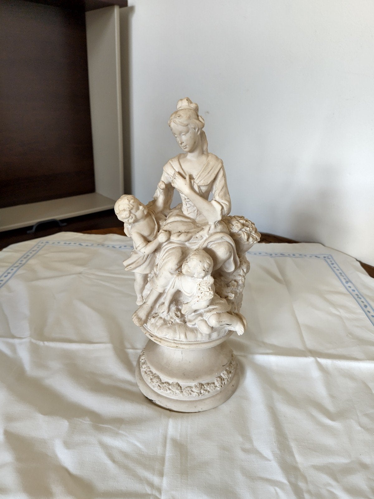 Statuette Jeune femme avec enfants dans la nature, Antiquités & Art, Art | Sculptures & Bois, Sur socle, Statue, Enlèvement, Scène