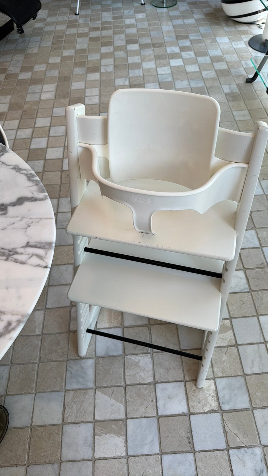 Stokke kinderstoel incl.glijders, babyset en speel/eetblad., Ophalen, Gebruikt