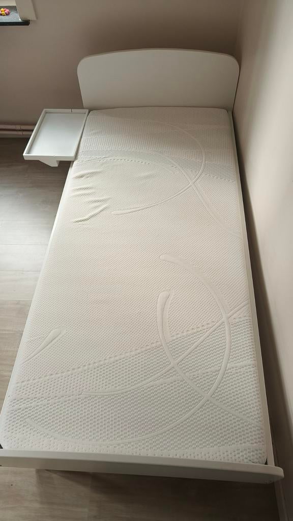 1-persoonsbed met bijhorende matras en tafeltje, Enlèvement
