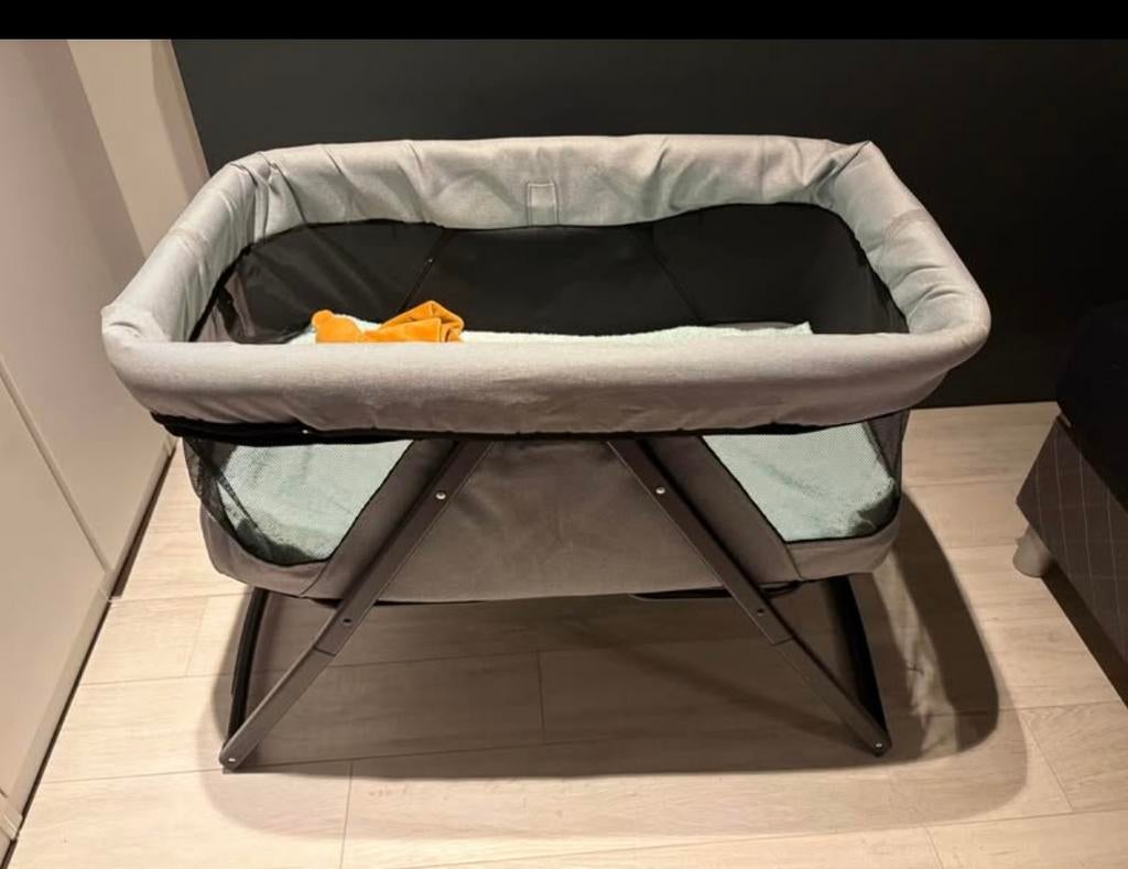 Babybedje (wiebel functie) bedje/park hoog, Kinderen en Baby's, Ophalen, Zo goed als nieuw