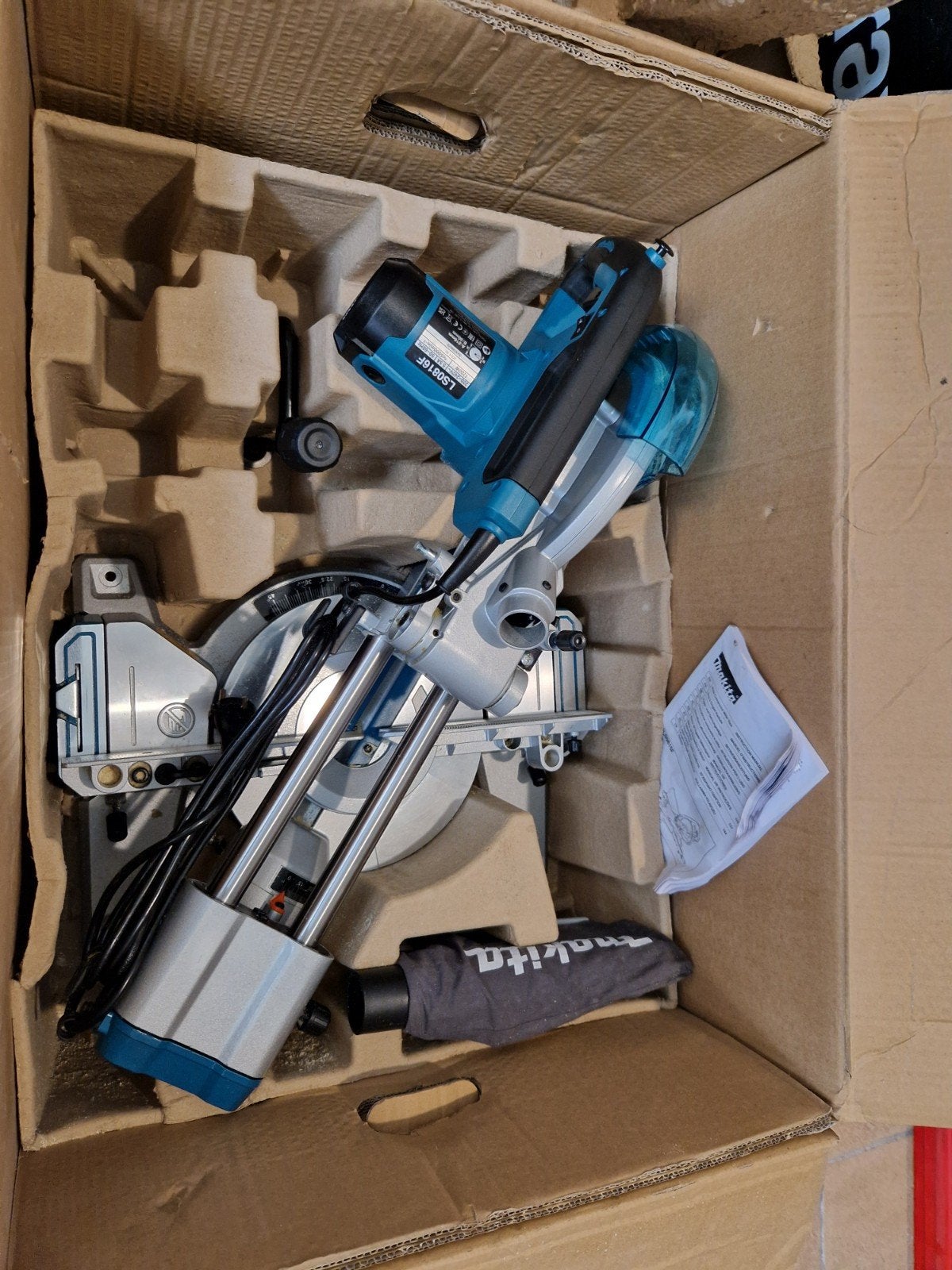 Makita LS0816F scie à onglet radiale 1200W 216mm, Neuf, Scie à ruban, 1200 watts ou plus, 70 mm ou plus
