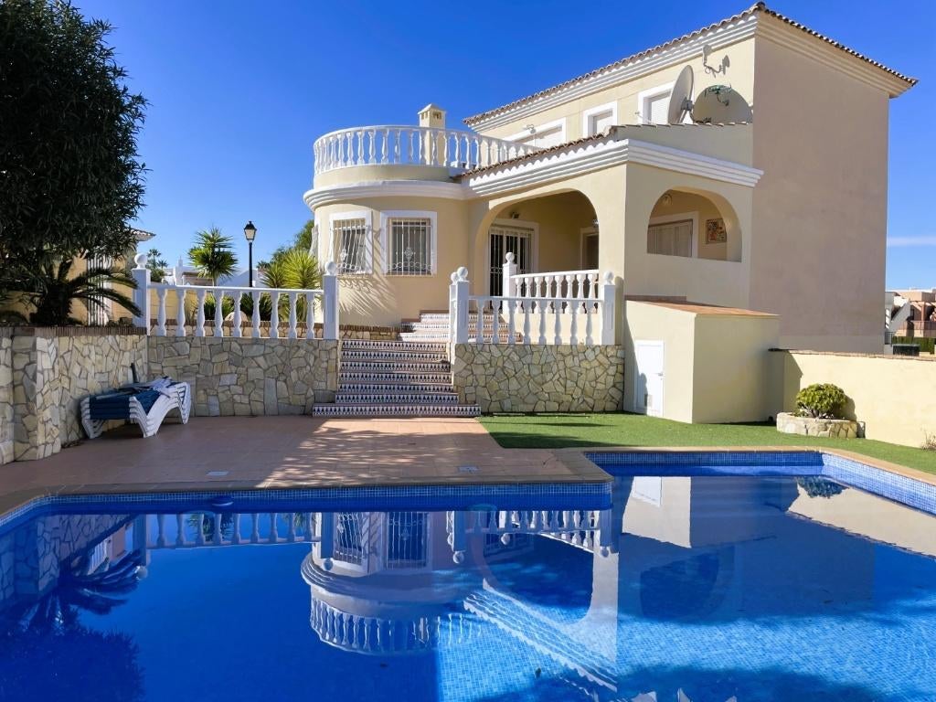 Prachtige villa met 3 slaapkamers en zwembad, Immo, Buitenland, Spanje, Woonhuis, Dorp
