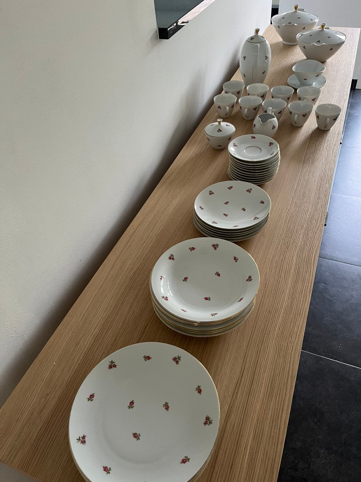 Vaisselle en porcelaine (roses et bord doré) - 44 pièces, Enlèvement