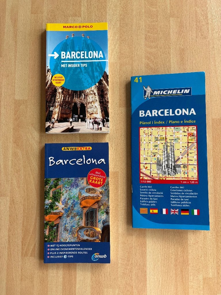 2 reisgidsen + kaart Barcelona, Boeken, Ophalen of Verzenden, ANWB