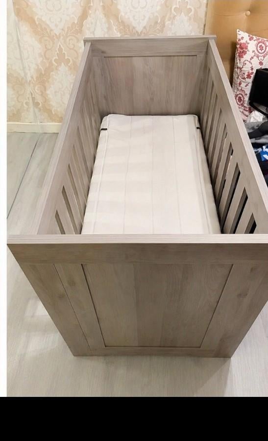 Beau lit bébé en bois, robuste et bien rangé, Enlèvement