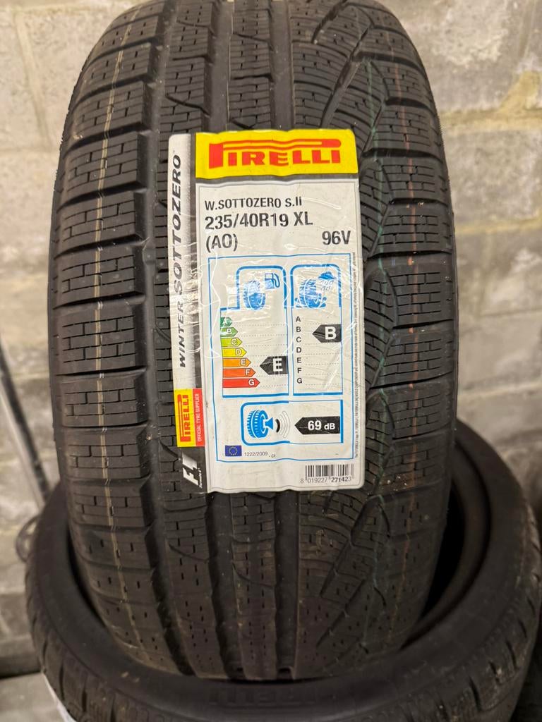 2x NIEUWE Pirelli  Winterbanden 235/40 R19 XL Ongebruikt, Auto-onderdelen, Banden en Velgen, Nieuw, Winterbanden, 235 mm, Band(en)