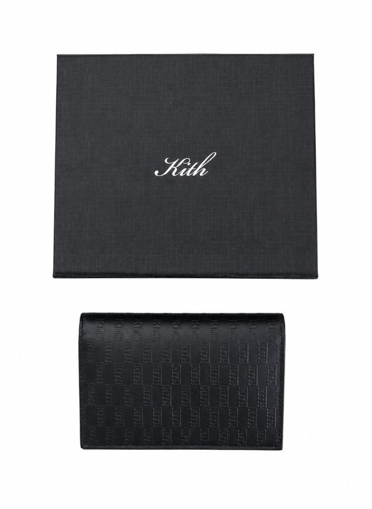 Kith Monogram Leather Passport Holder (Zwart) Portefeuille, Bijoux, Sacs & Beauté, Enlèvement ou Envoi, Neuf, Noir