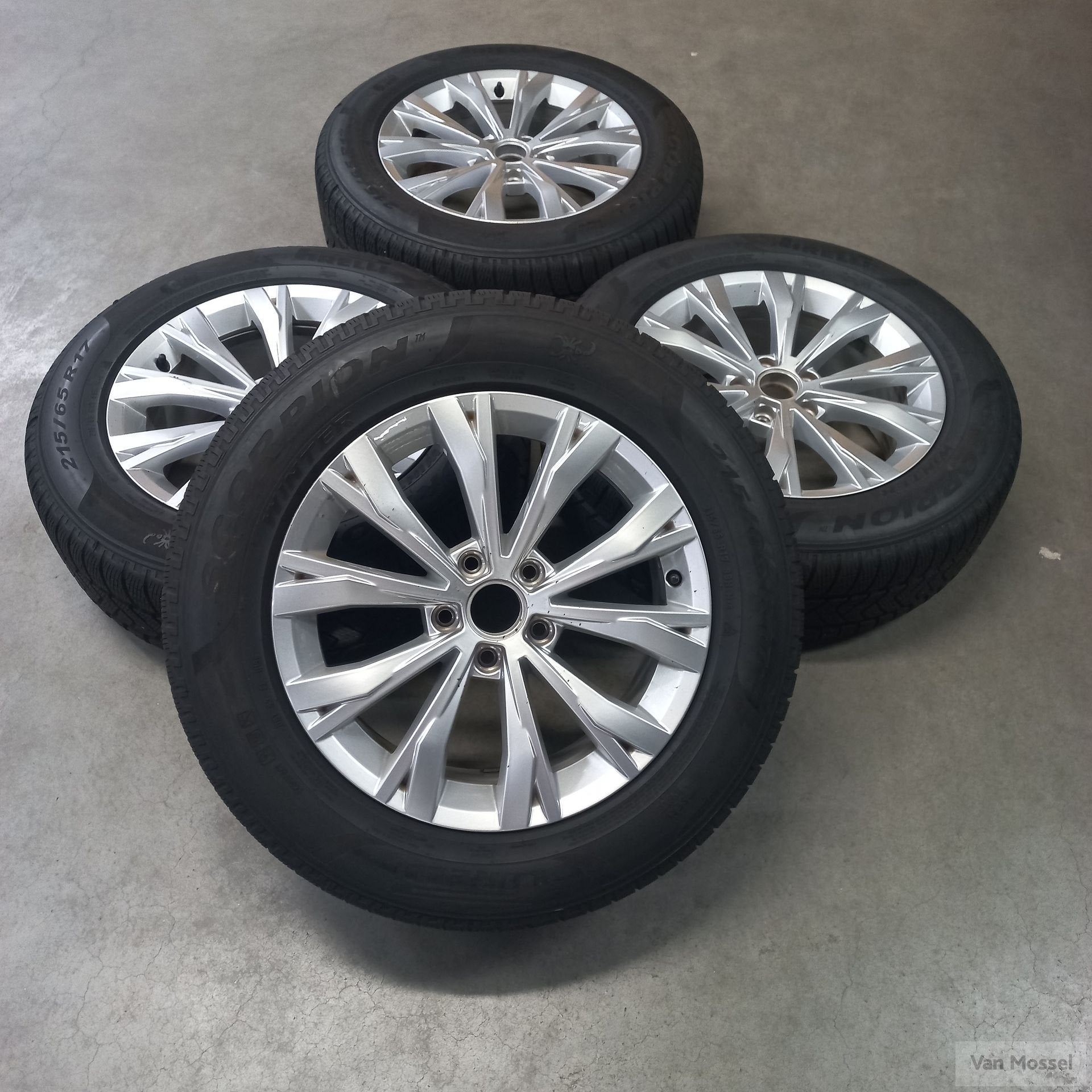 Volkswagen Tiguan Pirelli Scorpion Winter 215/65/R17 99H, Pneus et Jantes, Véhicule de tourisme, -, 17 pouces