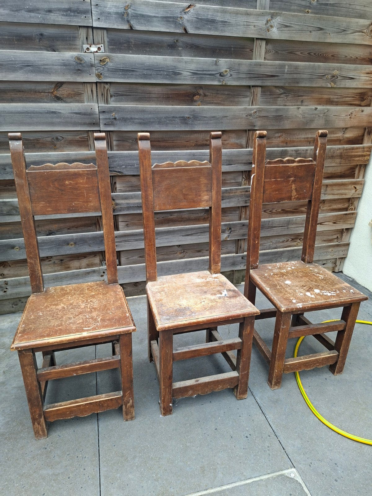 Drie antieke eikenhouten stoelen (Mechelse stijl)
Iemand int, Enlèvement