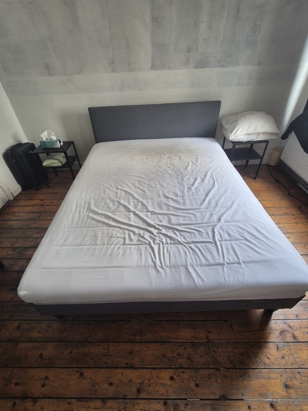 Lit double gris avec sommier à lattes et matelas, Enlèvement, Gris
