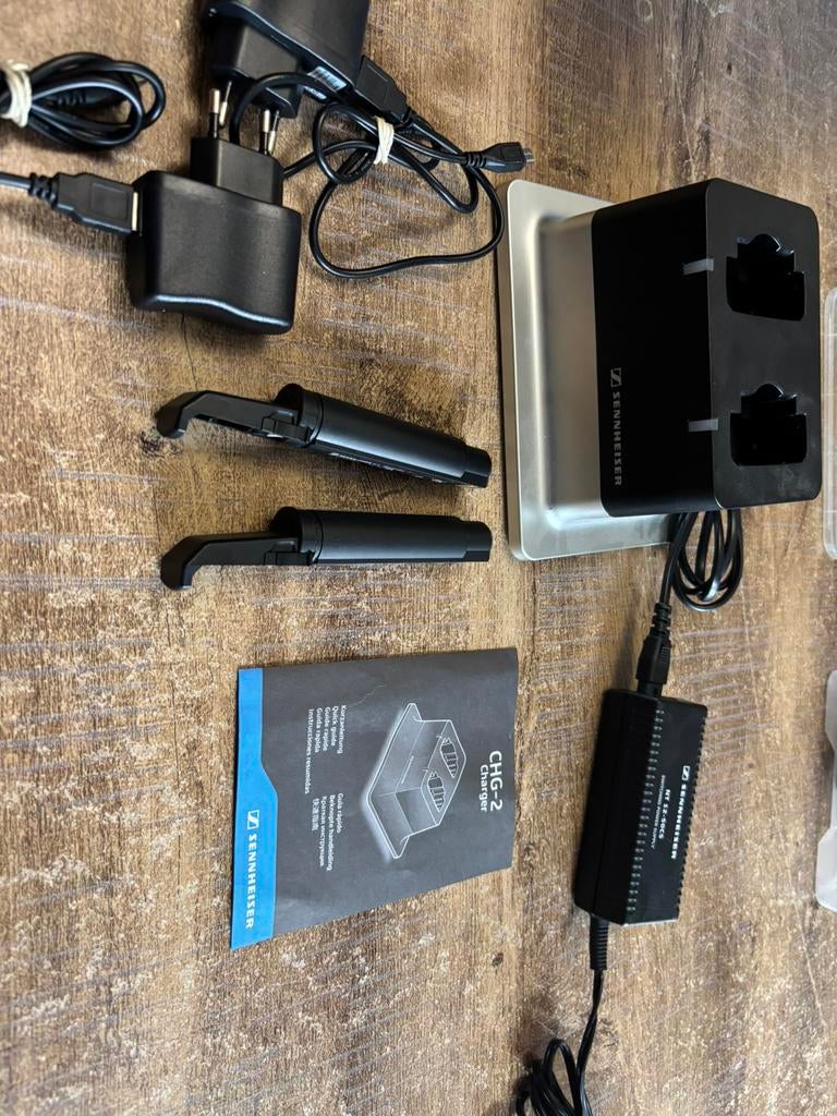 Stations de charge sennheiser + deux batteries BA 10, Enlèvement, Comme neuf, Micro chant, Sans fil