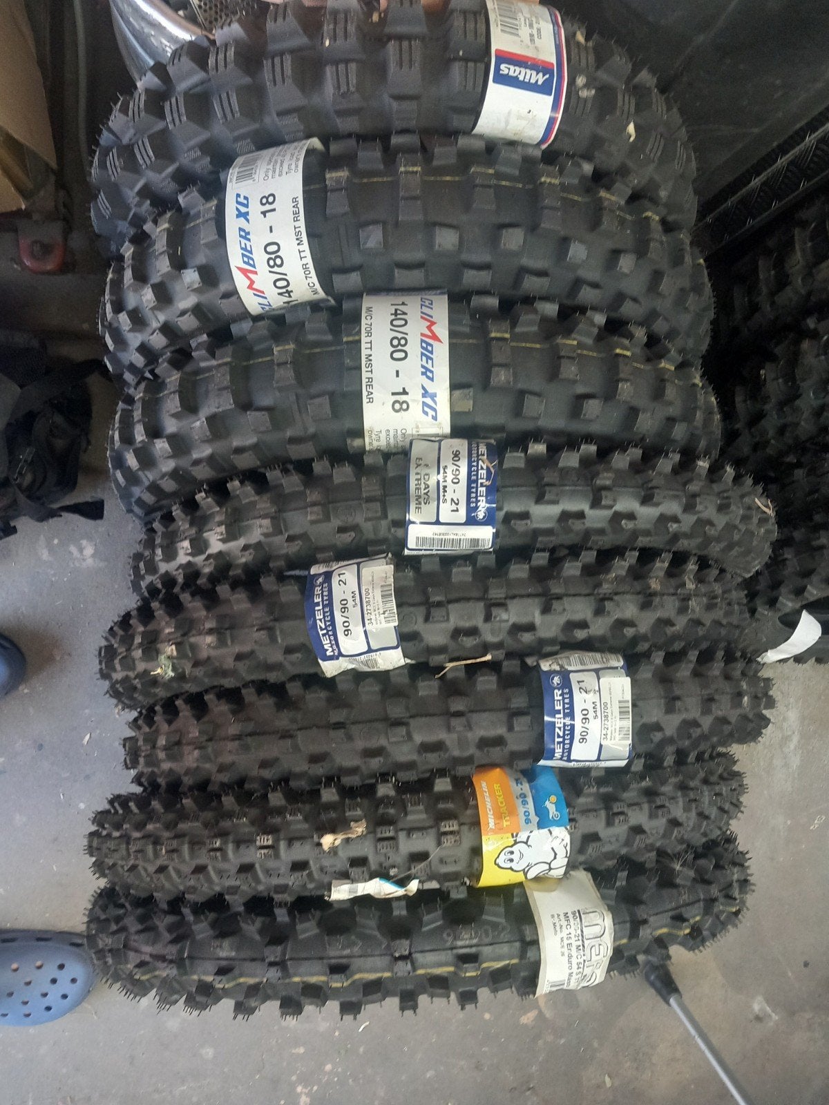 Lot de 8 pneus moto offroad