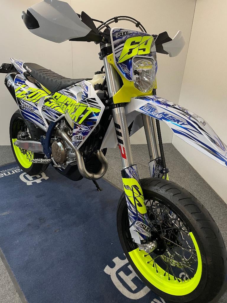 Husqvarna FE 450 Supermotard MY'24 réf. COMME 3313, Entreprise, Contrôle de traction, Permis Moto A2 minimum, 12 à 35 kW