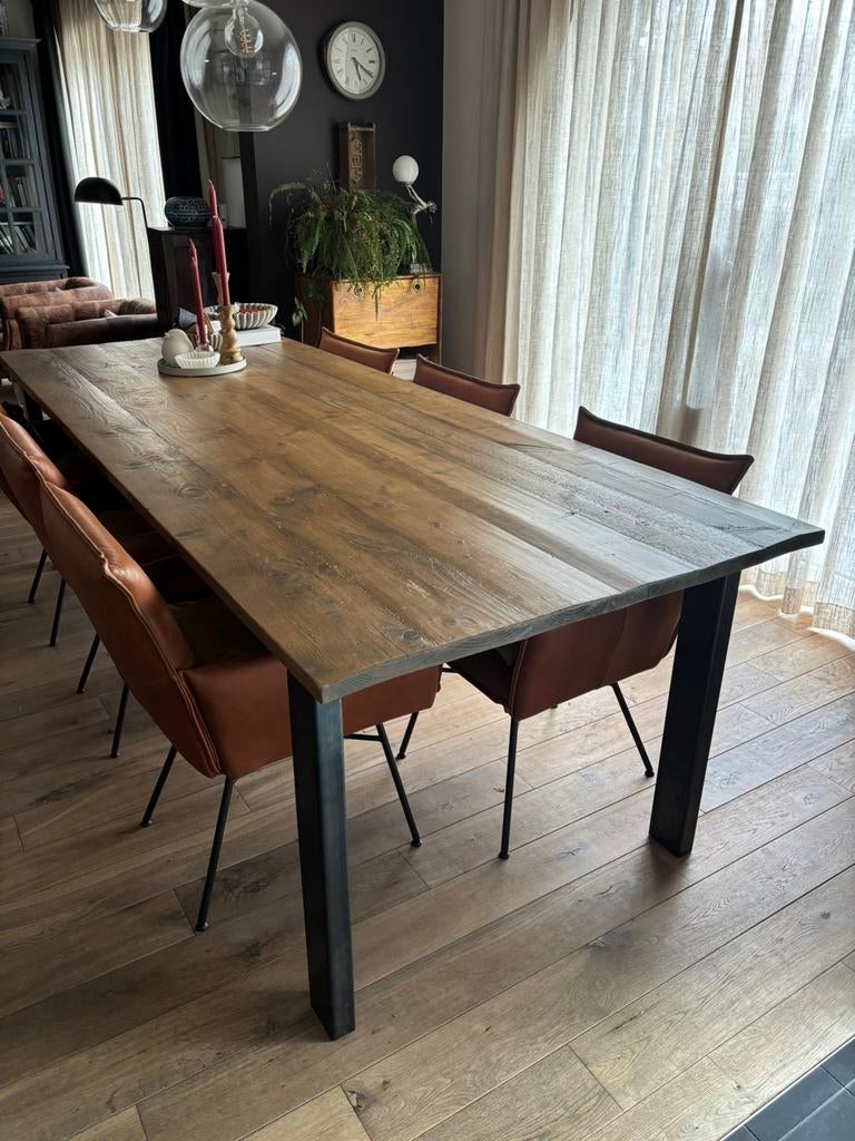 Houten eettafel in steigerhout op metalen frame, Ophalen, Zo goed als nieuw