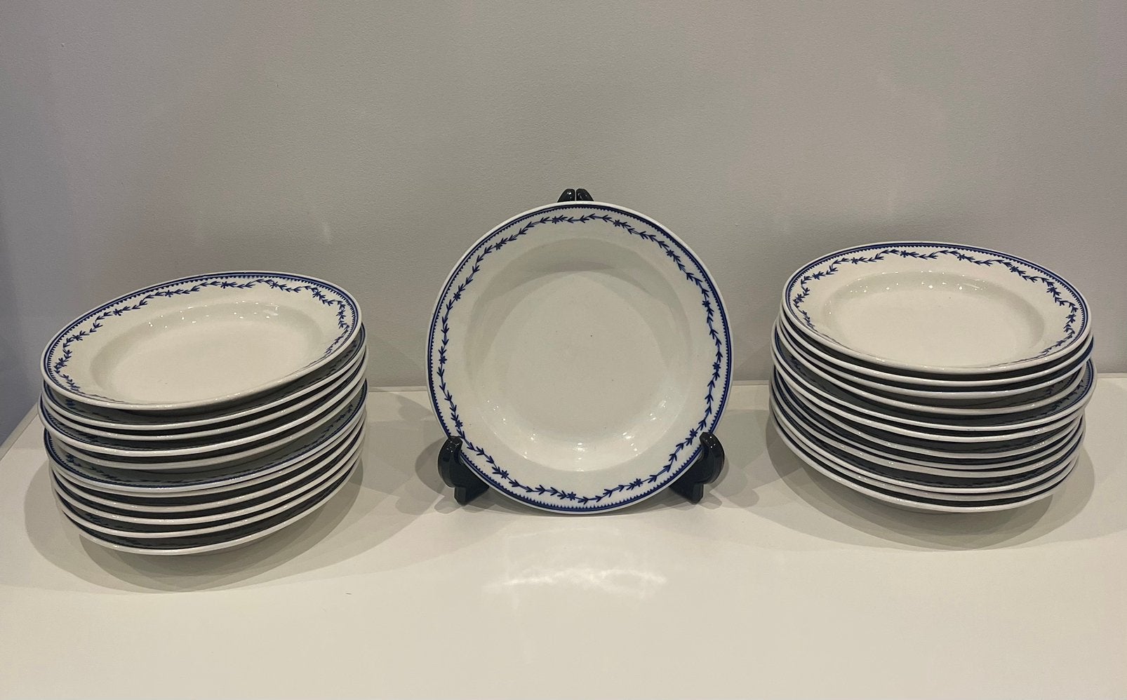 Porcelaine de Tournai Laurier Fleuri 24 assiettes creuses, Enlèvement