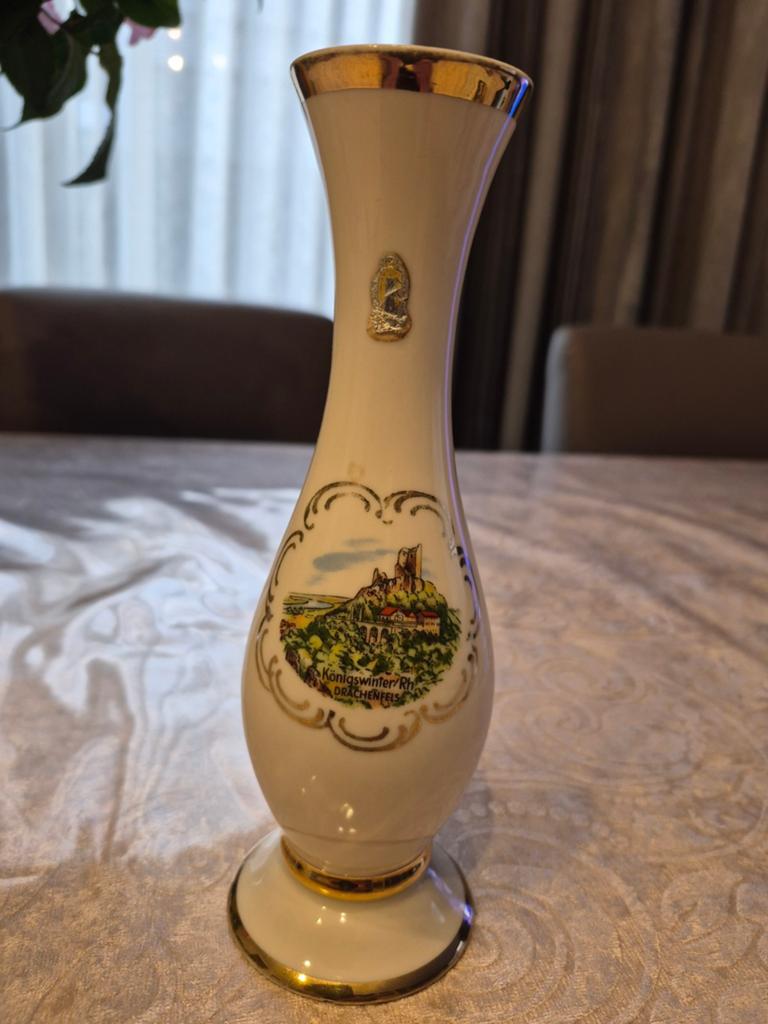 Wit porseleinen miniatuurvaasje uit Bavaria, Antiek en Kunst, Ophalen of Verzenden