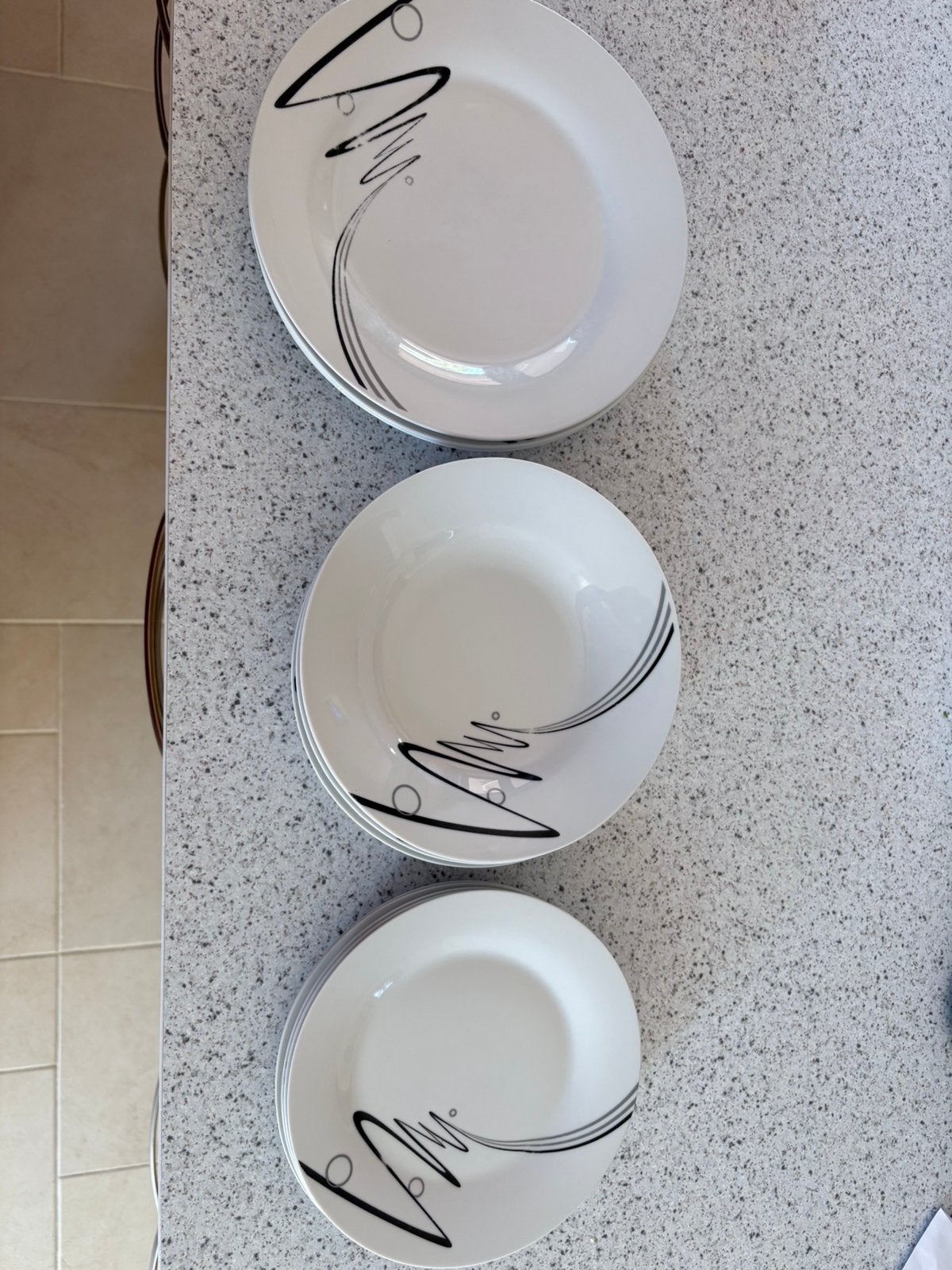 Service assiettes, Maison & Meubles, Enlèvement ou Envoi, Comme neuf