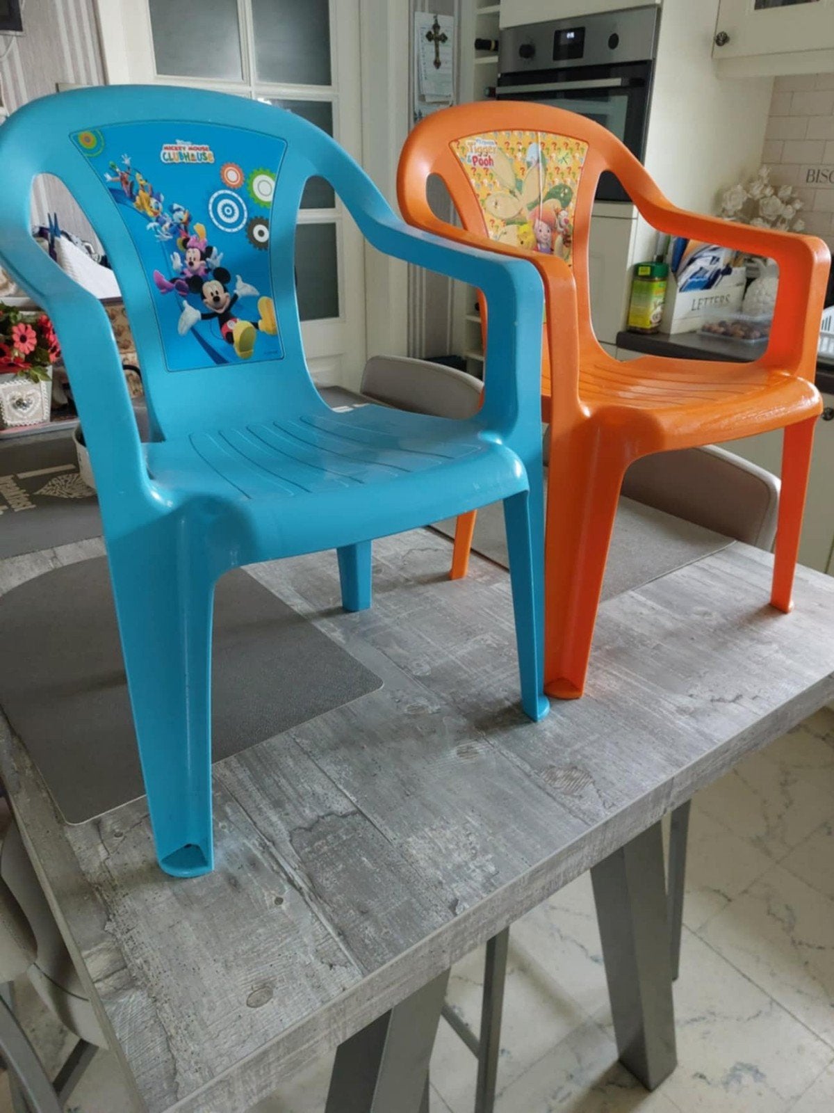 2 kinderstoeltjes, Enfants & Bébés, Jouets | Tables de jeux, Enlèvement