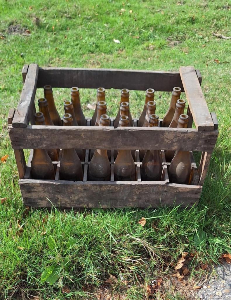 60 tot 80 jaar oude krat, flessenkrat met 24 bierflessen., Verzamelen, Biermerken, Gebruikt, Flesje(s), Overige merken, Ophalen