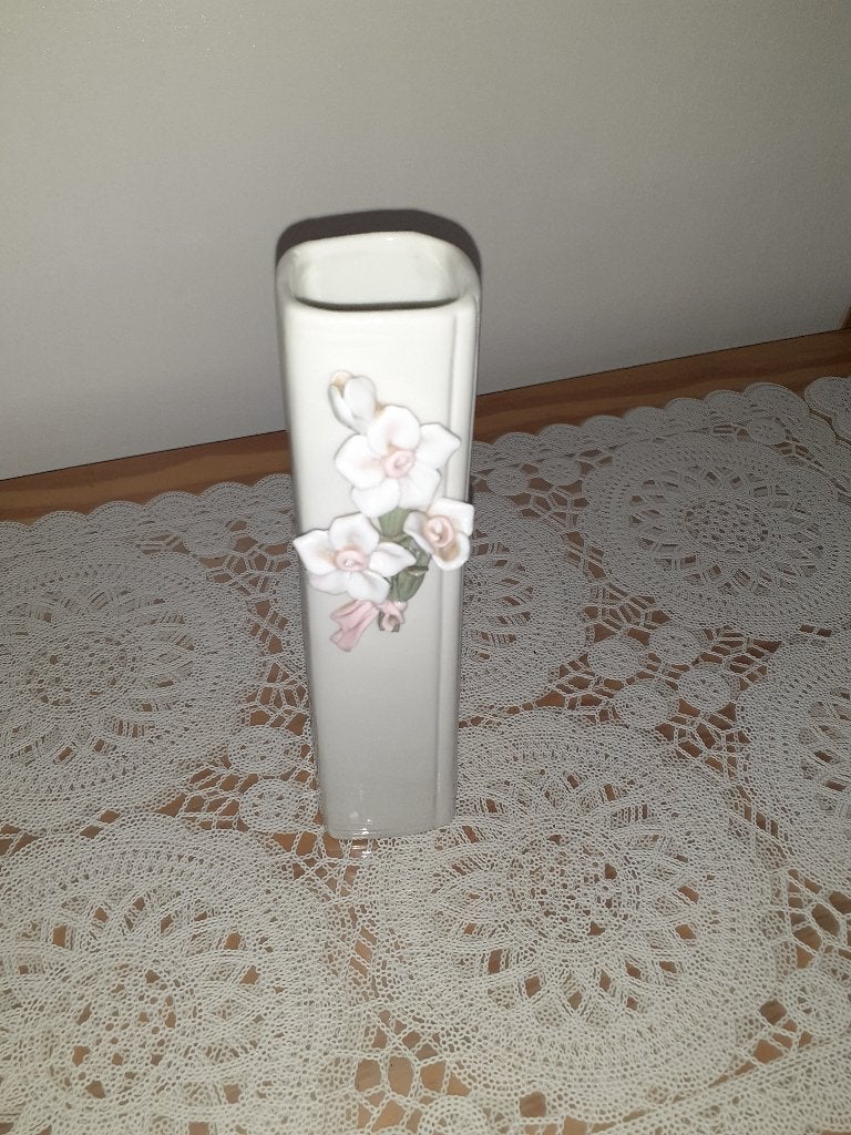 Vase blanc avec fleurs en relief, Maison & Meubles, Accessoires pour la Maison | Vases, Comme neuf, Enlèvement, Autres matériaux