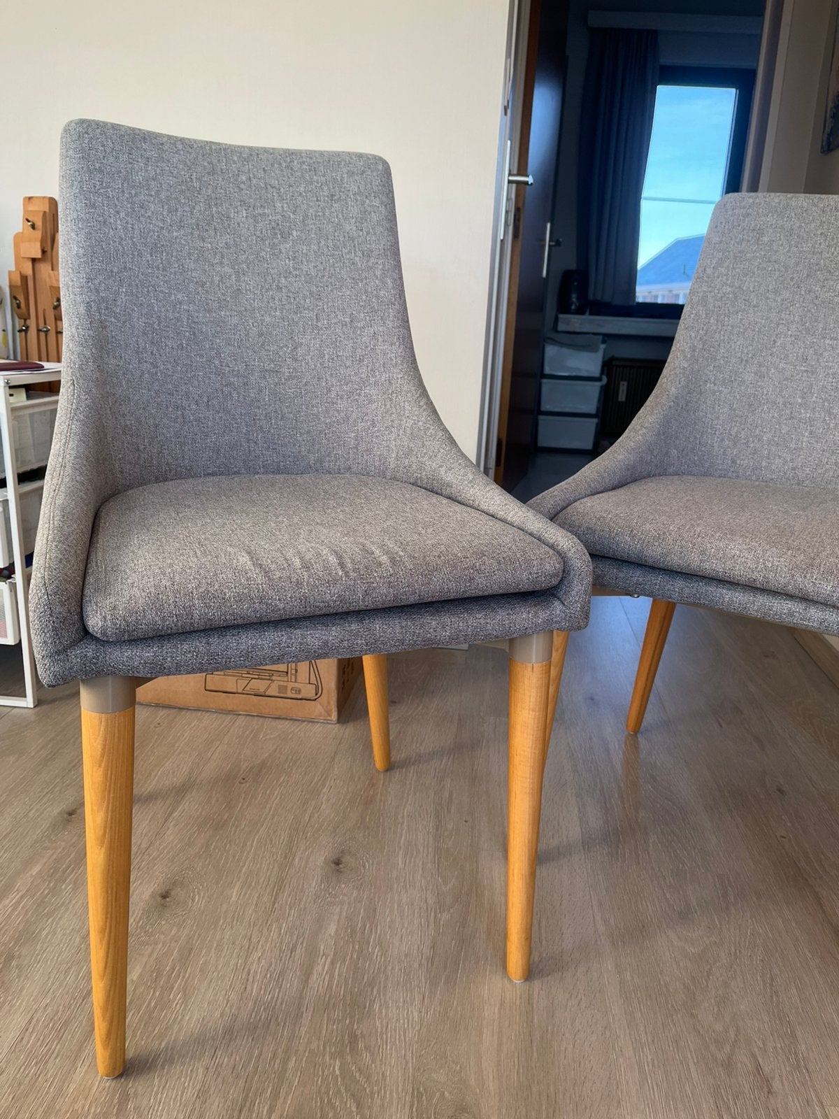 2 grijze eetkamerstoelen met houten poten, Ophalen, Gebruikt, Twee, Stof