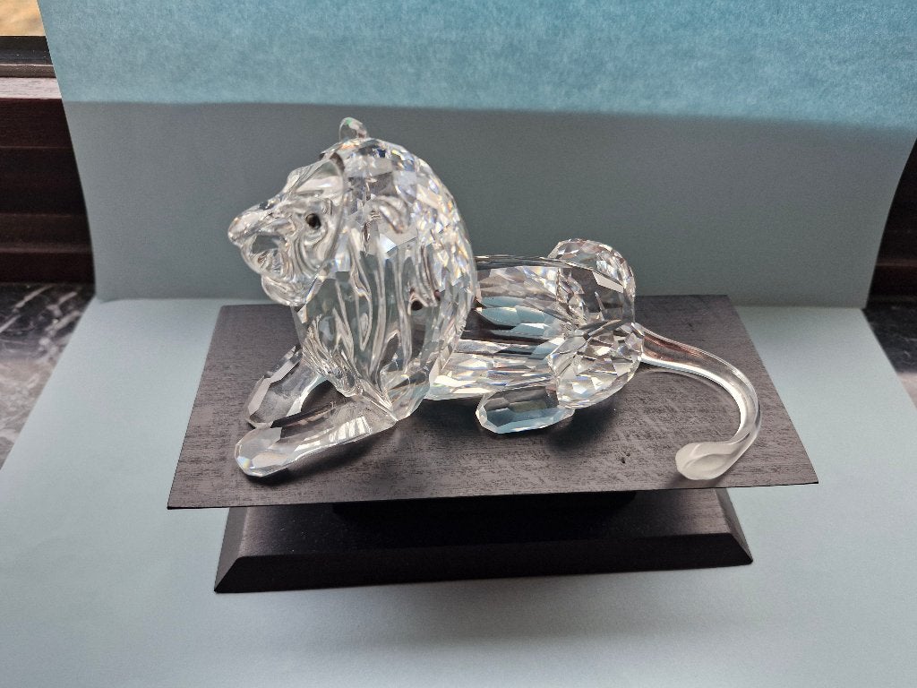 Swarovski leeuw met display, Verzamelen, Ophalen of Verzenden, Zo goed als nieuw, Figuurtje